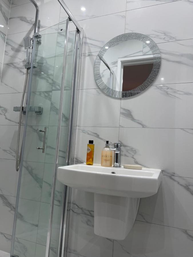 Grand Bleu - London - Next To Piccadilly Line Tube Station & Brand New Facilities 호텔 외부 사진