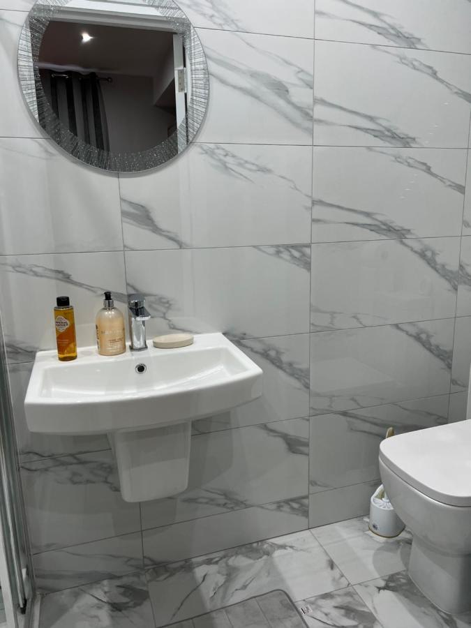Grand Bleu - London - Next To Piccadilly Line Tube Station & Brand New Facilities 호텔 외부 사진
